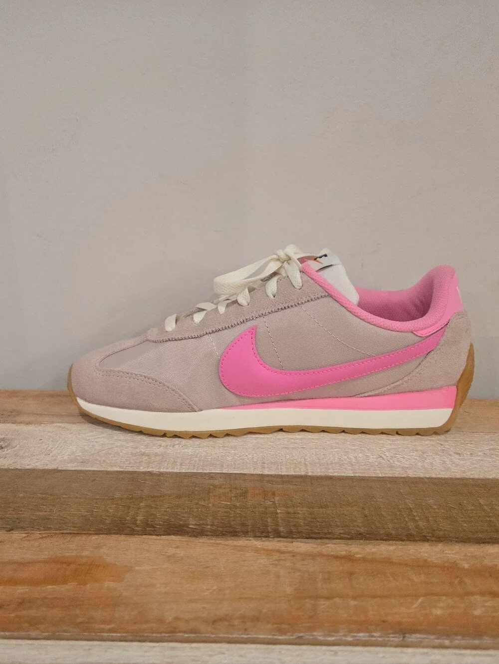 Nike Pacific Women Size 9 Silt Red Pink Spell Gum Athletic Running Sneaker